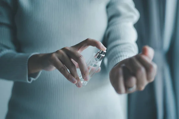 Mulher Mãos Aplicando Garrafa Seu Perfume Favorito Casa — Fotografia de Stock