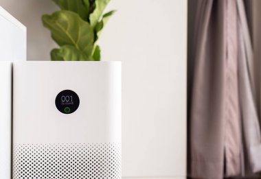 Evdeki temiz hava akışı için oturma odasında beyaz, modern hava temizleyici, gelişmiş hava temizleme ve Pm2.5 'u koruma