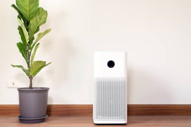 Evdeki temiz hava akışı, gelişmiş hava temizleme ve Pm2.5 'u koruma amaçlı bir oturma odasında beyaz hava temizleyicisi, modern tarz.