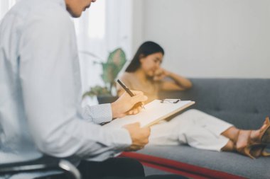 Profesyonel psikiyatrist konuşuyor ve kadın hastaya danışmanlık yapıyor, intiharı önlüyor, tıbbi koşullar, ruh sağlığı konsepti, davranış sağlığı konsepti