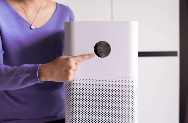 Mãos Mulher Apontando Para Tela Purificador Moderno Branco Uma Sala — Fotografia de Stock