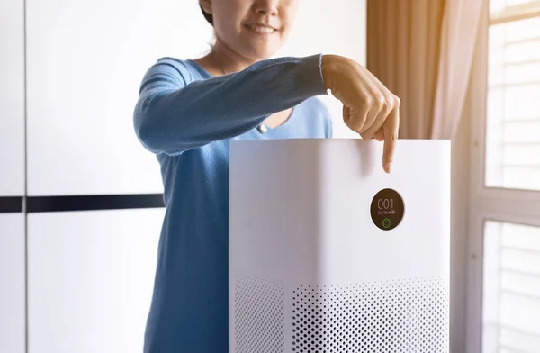 Mãos Mulher Usando Purificador Moderno Branco Uma Sala Estar Para — Fotografia de Stock