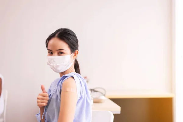 Mulher Asiática Mostrando Inchaço Depois Ser Vacinado Durante Coronavírus Covid — Fotografia de Stock