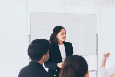 İş dünyasından Asyalı takım çalışması, fikirleri paylaşan ve projeyi tartışan insanlar, beyin fırtınası toplantı konsepti.