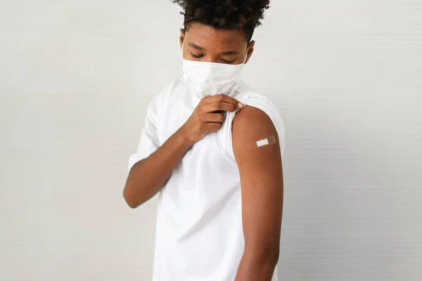 Menino Afro Americano Mostrando Bandagem Adesiva Ombro Após Ser Vacinado — Fotografia de Stock