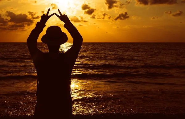 Silhouet Van Gelukkige Man Met Vingers Bij Zonsondergang Zee Lichte — Stockfoto