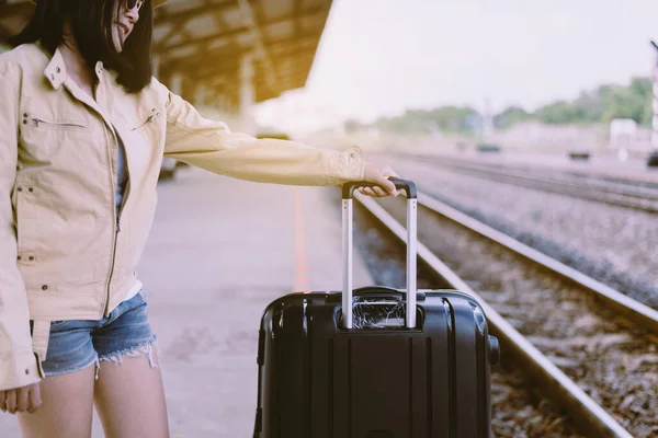Mujer Turista Sosteniendo Maleta Esperando Estación Tren Viajes Concepto Vacaciones —  Fotos de Stock