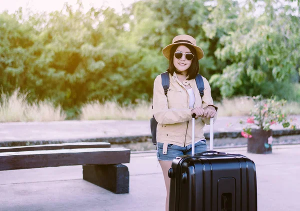 Glückliche Asiatische Touristin Steht Und Wartet Bahnhof Reise Und Urlaubskonzept — Stockfoto