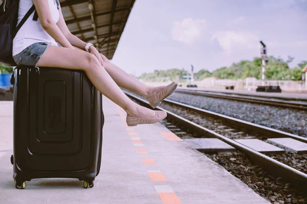 Glückliche Asiatische Touristin Sitzt Auf Koffer Und Wartet Bahnhof Reise — Stockfoto