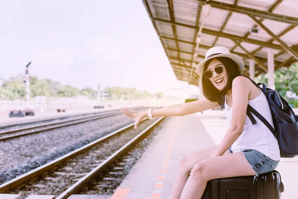 Szczęśliwy Azjatycki Kobieta Turysta Siedzi Walizce Czeka Dworcu Kolejowym Podróże — Zdjęcie stockowe