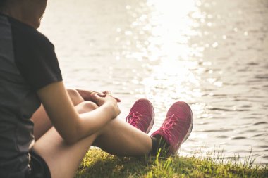 Asyalı kadın nehir kenarında otururken depresyona giriyor, intihar konsepti