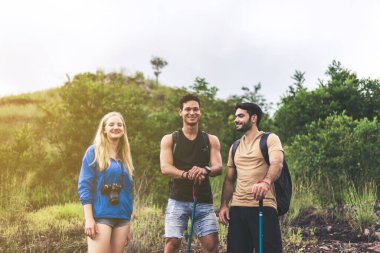 Bir grup gezgin arkadaş yağmur ormanlarında birlikte yürüyüp sırt çantalarının keyfini çıkarıyorlar.