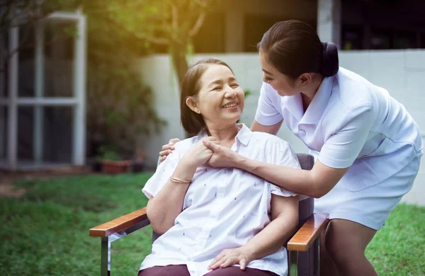 护士牵着手照顾患老年痴呆症的亚洲老年妇女 积极思考 快乐微笑 照顾和支持理念 — 图库照片