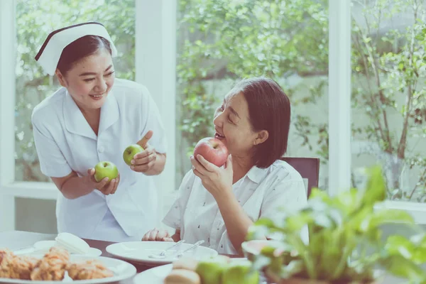 Mayores Asiáticas Manos Sosteniendo Manzana Fruta Fresca Casa Enfermera Cuidar — Foto de Stock