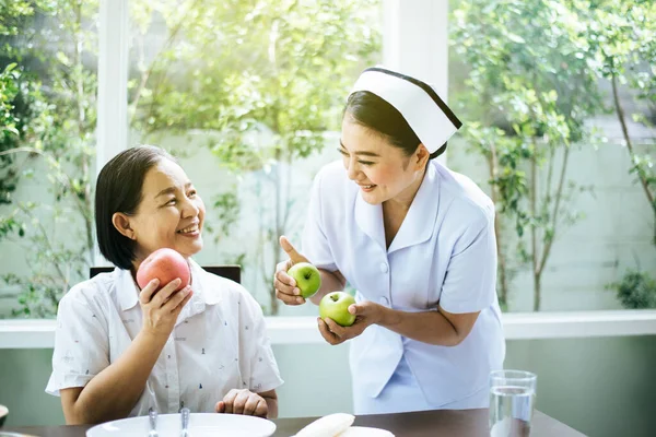 Mayores Asiáticas Manos Sosteniendo Manzana Fruta Fresca Casa Enfermera Cuidar — Foto de Stock