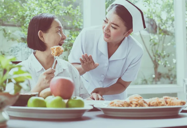 Enfermera Manos Dejar Anciano Asiático Mujer Sintiéndose Feliz Con Comida — Foto de Stock