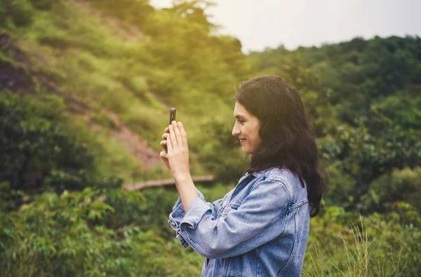 Mulher Bonita Tirando Uma Foto Com Telefone Celular Livre Feliz — Fotografia de Stock