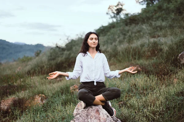 Güzel Bir Kadının Portresi Açık Havada Yoga Pratiği Yapıyor — Stok fotoğraf