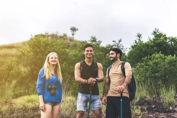 Grupo Amigos Viajantes Caminhando Juntos Floresta Tropical Desfrutando Conceito Mochila — Fotografia de Stock