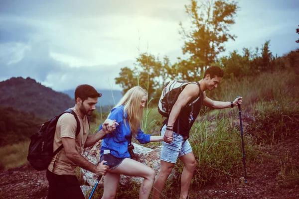 Group Happy Backpackers Friends Getting Help Together Helping Hand Overcoming — Stok fotoğraf