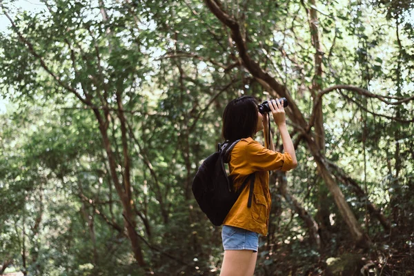 Retrato Viaje Joven Mujer Asiática Usando Prismáticos Bosque Disfrutando Con — Foto de Stock