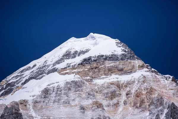 Yading Doğal Rezervinde Mavi Gökyüzü Ile Güzel Bir Kar Dağı — Stok fotoğraf