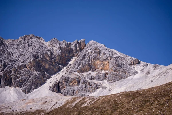 Yading Doğal Rezervinde Mavi Gökyüzü Ile Güzel Bir Kar Dağı — Stok fotoğraf