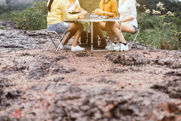 Bir Grup Arkadaş Birlikte Dışarıda Kahvaltı Hazırlıyor Kamp Kavramının Tadını — Stok fotoğraf