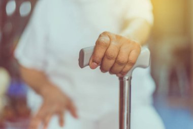 Yaşlı Asyalı kadınların el ele tutuşması.