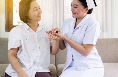 Hemşire, yaşlı, olgun Asyalı kadınla ilgileniyor. Sağlıklı, kıdemli kadın.