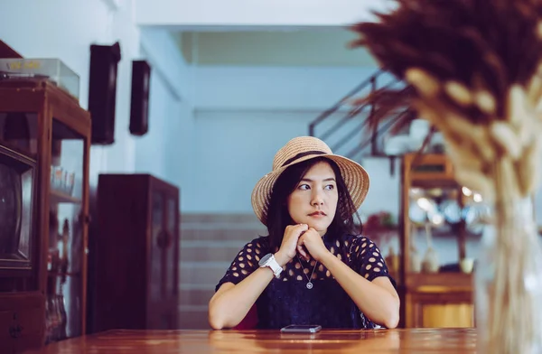 Азиатская Женщина Сидящая Смотрящая Кафе Думает — стоковое фото