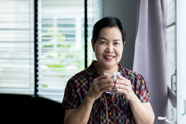 Senior Aziatische Vrouw Handen Met Een Glas Water Gelukkig Glimlachend — Stockfoto