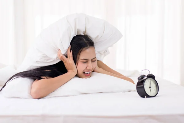 Скучная Молодая Азиатская Женщина Ненавидит Получать Стресс Просыпаясь Рано Часов — стоковое фото