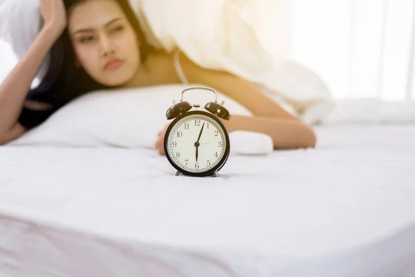 Aborrecido Jovem Asiático Mulher Odeia Ficar Estressado Acordar Cedo Horas — Fotografia de Stock