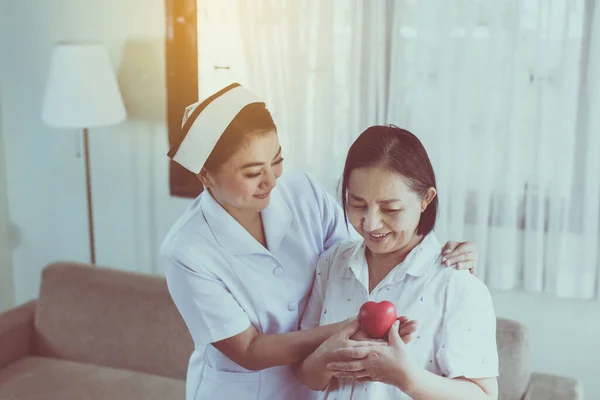 Enfermera Mujer Anciana Asiática Sosteniendo Modelo Rojo Del Corazón Las — Foto de Stock