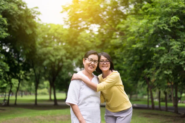 Retrato Mujer Asiática Mediana Edad Con Hija Pie Abrazando Juntos —  Fotos de Stock
