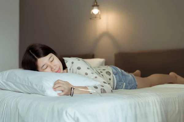Mujer Asiática Durmiendo Tumbada Estómago Dormitorio Buen Sueño Sueño Despierto — Foto de Stock