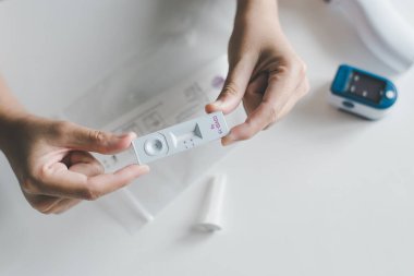 Hasta kadın kendi kendini test eden bir covid-19 kullanıyor evde hızlı antijen test kiti