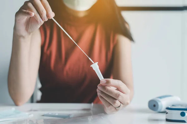 Paciente Mulher Usando Kit Teste Rápido Antígeno Auto Teste Covid — Fotografia de Stock