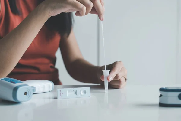 Paciente Mulher Usando Kit Teste Rápido Antígeno Auto Teste Covid — Fotografia de Stock