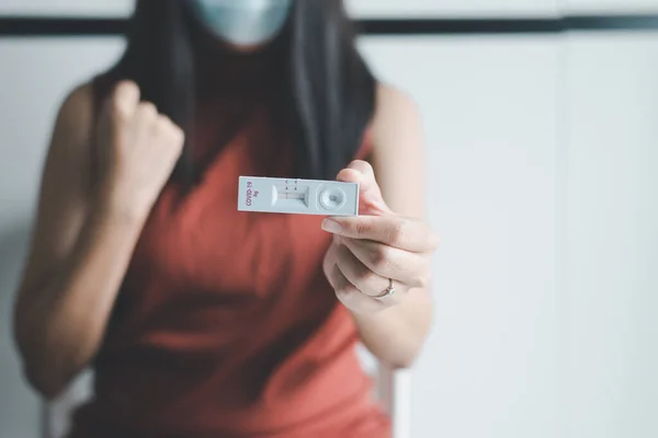 Pacient Žena Ukazuje Výsledek Covid Self Test Rychlý Antigen Testovací — Stock fotografie