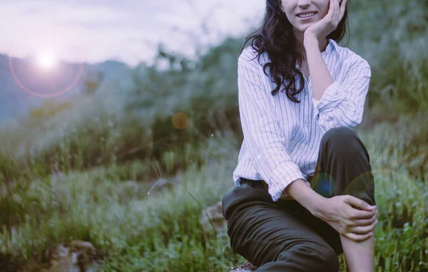 Hermosa Mujer Relajante Mirando Algo Aire Libre Pensamiento Positivo Concepto — Foto de Stock