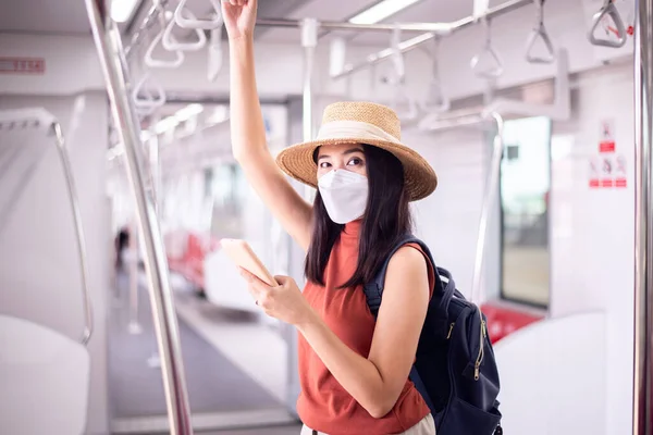 Mulher Asiática Usando Máscara Facial Usando Smartphone Trem Metrô Segurança — Fotografia de Stock