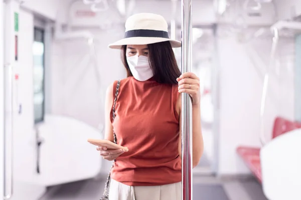 Mujeres Con Mascarilla Facial Teléfono Móvil Tren Subterráneo Concepto Seguridad — Foto de Stock