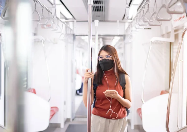 Mulher Feliz Ouvindo Música Com Telefone Inteligente Trem Metrô Segurança — Fotografia de Stock