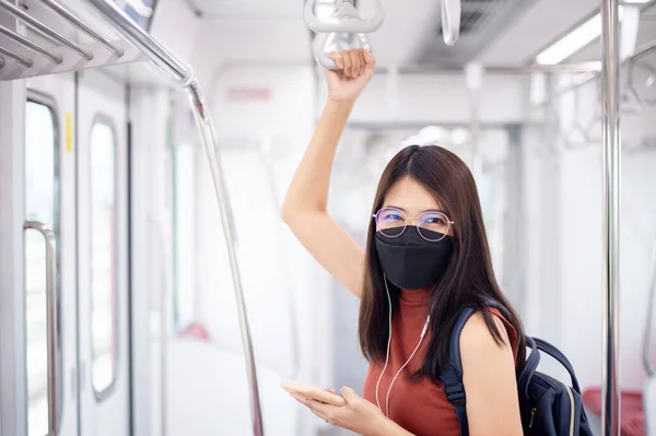 Mulher Asiática Ouvindo Música Com Telefone Inteligente Trem Metrô Segurança — Fotografia de Stock