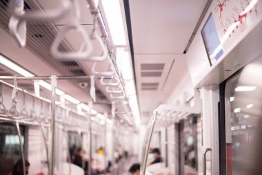 Trende bekleyen yolcuların yol kolu, metroda güvenlik kolu.