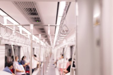 Trende bekleyen yolcuların yol kolu, metroda güvenlik kolu.