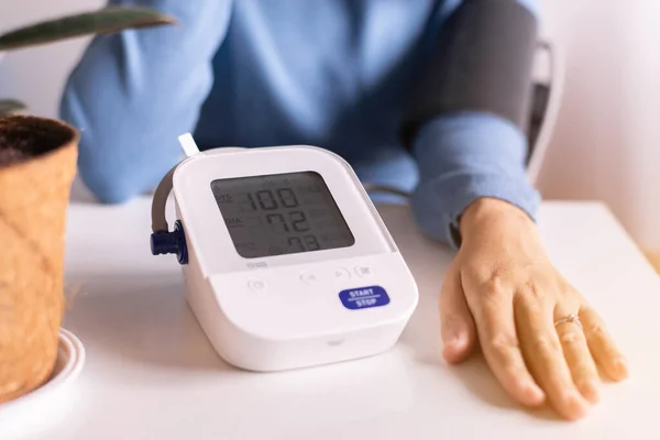 Pacientes Mulheres Usando Monitor Pressão Arterial Frequência Cardíaca Para Você — Fotografia de Stock