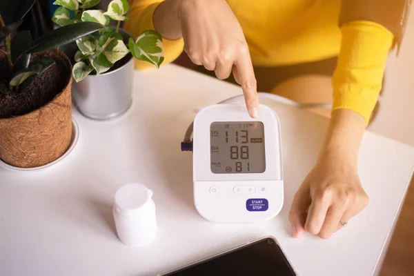 Paciente Mulher Usando Pressão Arterial Monitor Frequência Cardíaca Para Mesmo — Fotografia de Stock